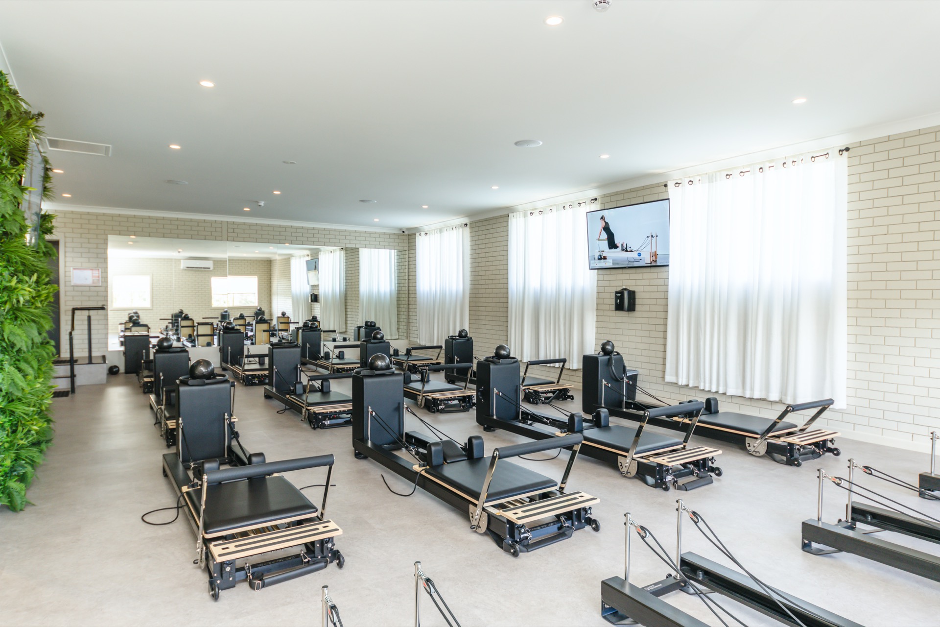 Reformer Beds with Adjustable Resistance